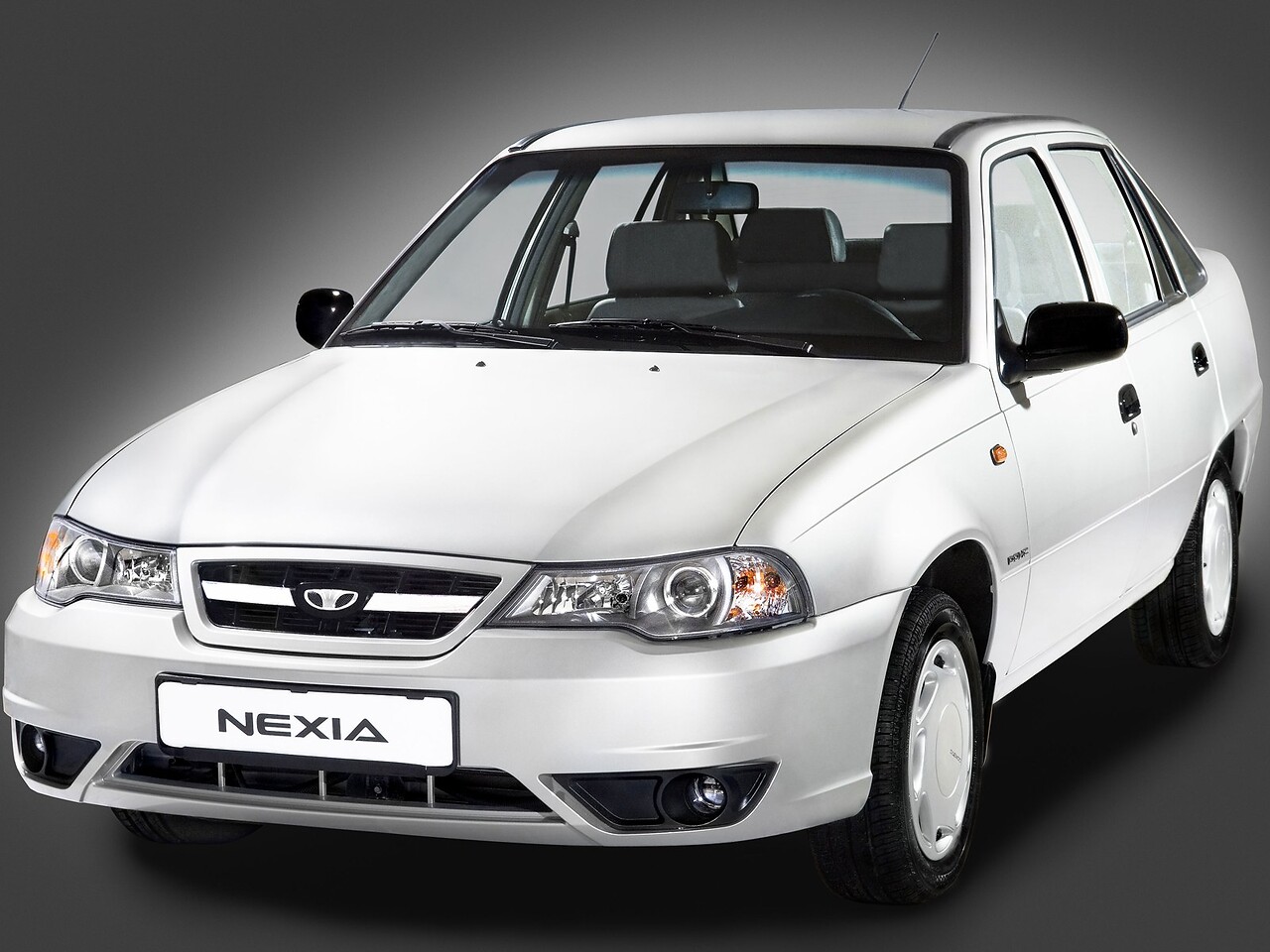 Daewoo Nexia 1.6 DOHC MT НД28/81: Три четверти спереди на тёмном градиентном фоне