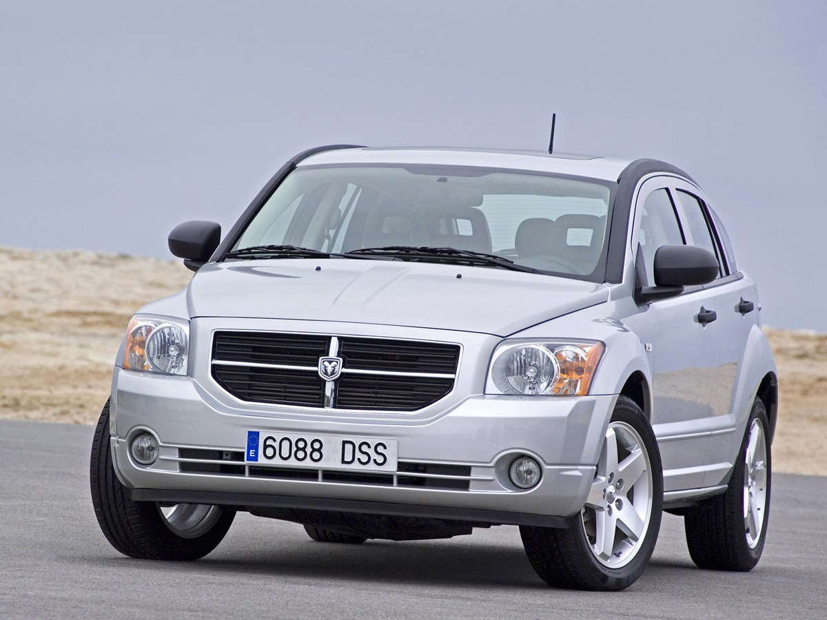 Dodge Caliber (I поколение, 2006 - 2019 г.в.): Три четверти спереди на открытой площадке