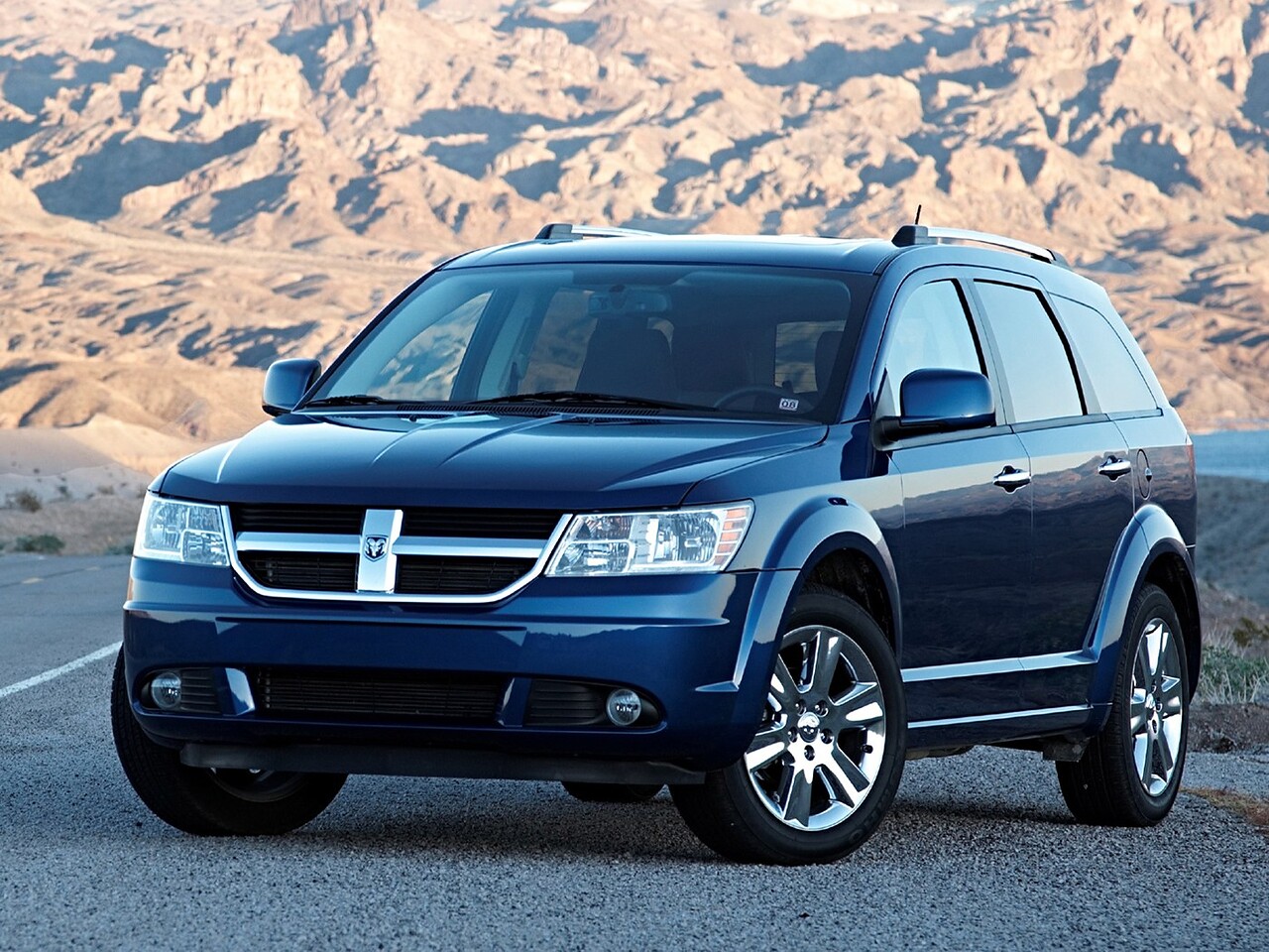 Dodge Journey 2.4 AT R/T (P1): Три четверти спереди на дороге на фоне гор