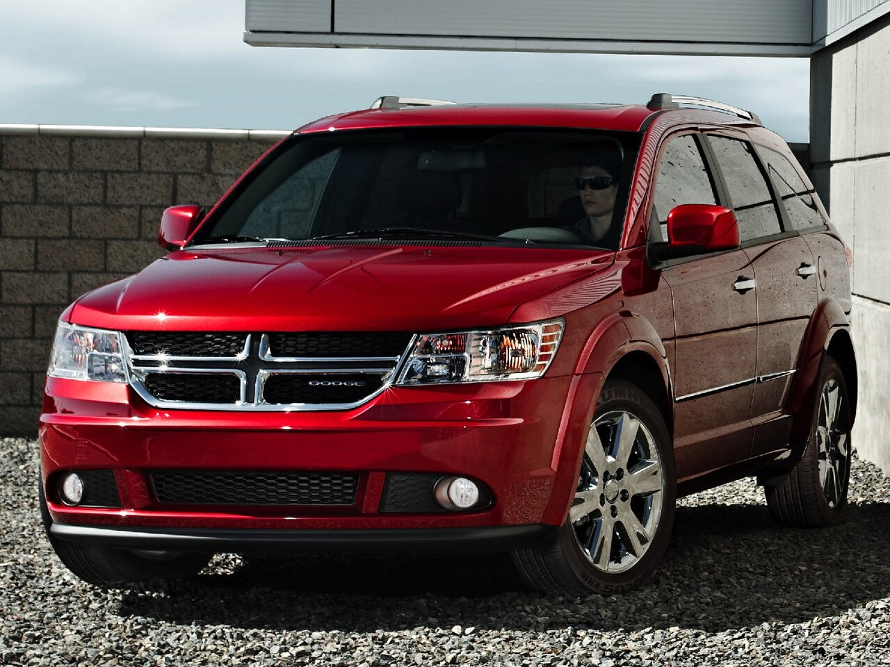 Dodge Journey (I поколение рестайлинг, 2011 - 2015 г.в.): Три четверти спереди на гравии у современного здания