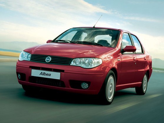 FIAT Albea 1.4 MT Comfort: Три четверти спереди в движении по дороге