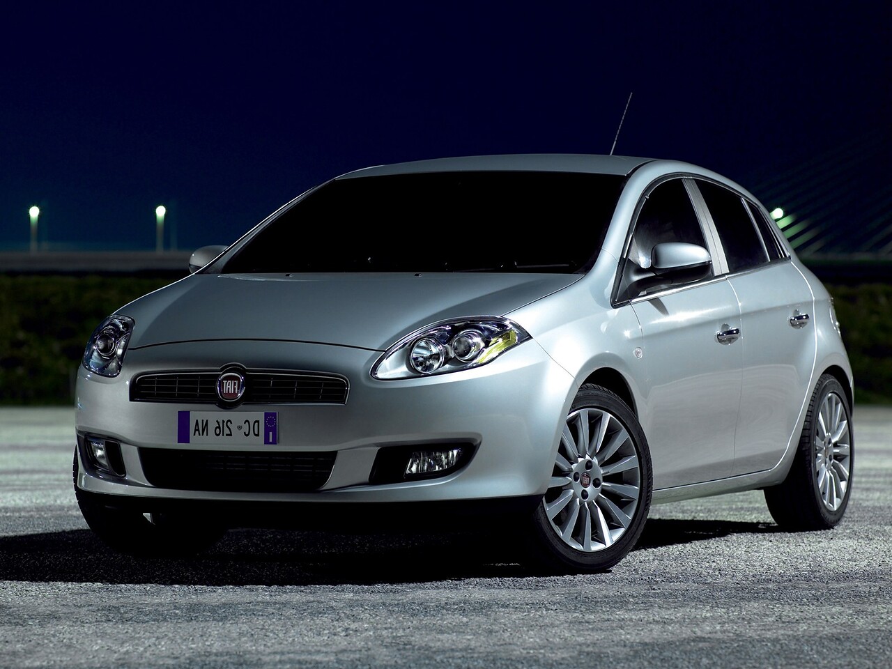 FIAT Bravo (II поколение, 2006 - 2014 г.в.): Три четверти спереди на ночной улице