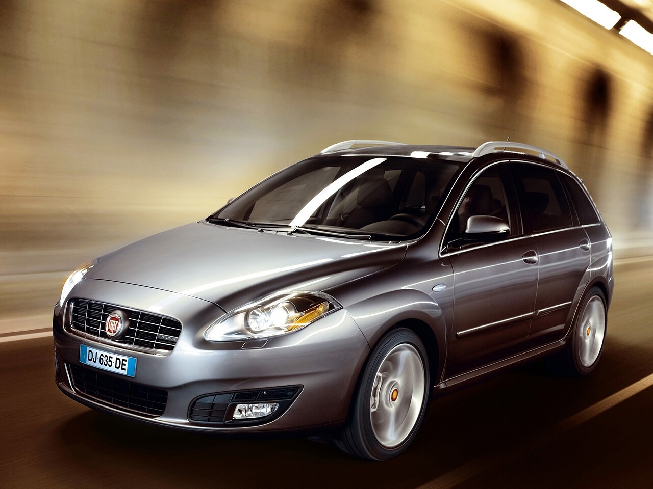 FIAT Croma 2.2 AT Dynamic: Три четверти спереди в движении с размытым фоном