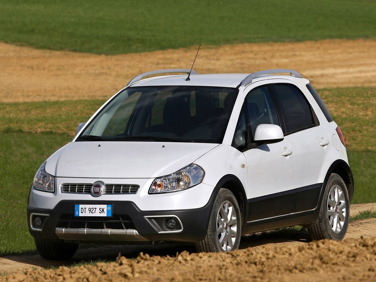 FIAT Sedici (I поколение, 2005 - 2012 г.в.): Три четверти спереди на грунтовом поле