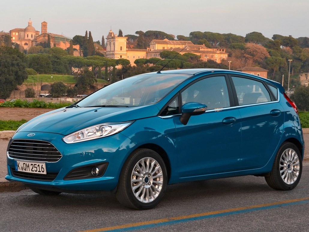 Ford Fiesta хэтчбек 5-дв. 1.6 MT Trend: Три четверти спереди на фоне исторической застройки