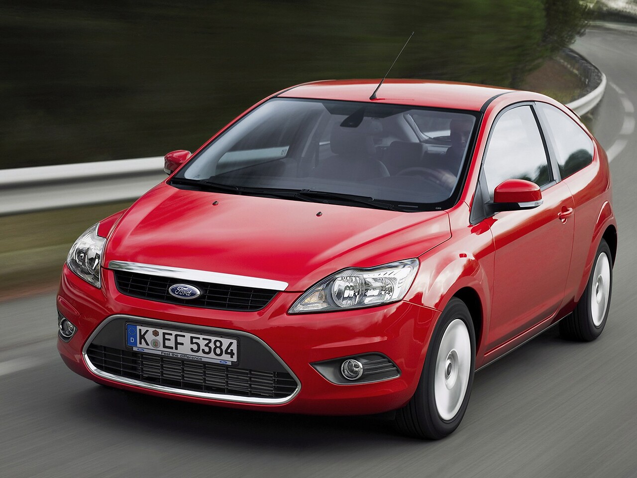 Ford Focus хэтчбек 3-дв. (II поколение, рестайлинг, 2008 - 2011 г.в.): Три четверти спереди в движении по загородной дороге