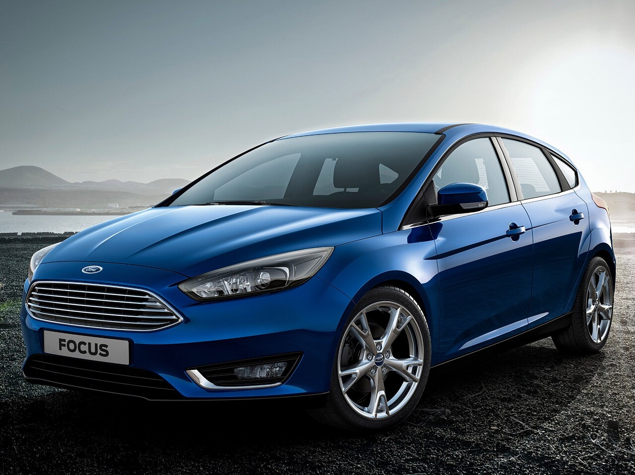 Ford Focus хэтчбек 5-дв. (III поколение рестайлинг, 2015 - 2019 г.в.): Три четверти спереди на тёмной площадке
