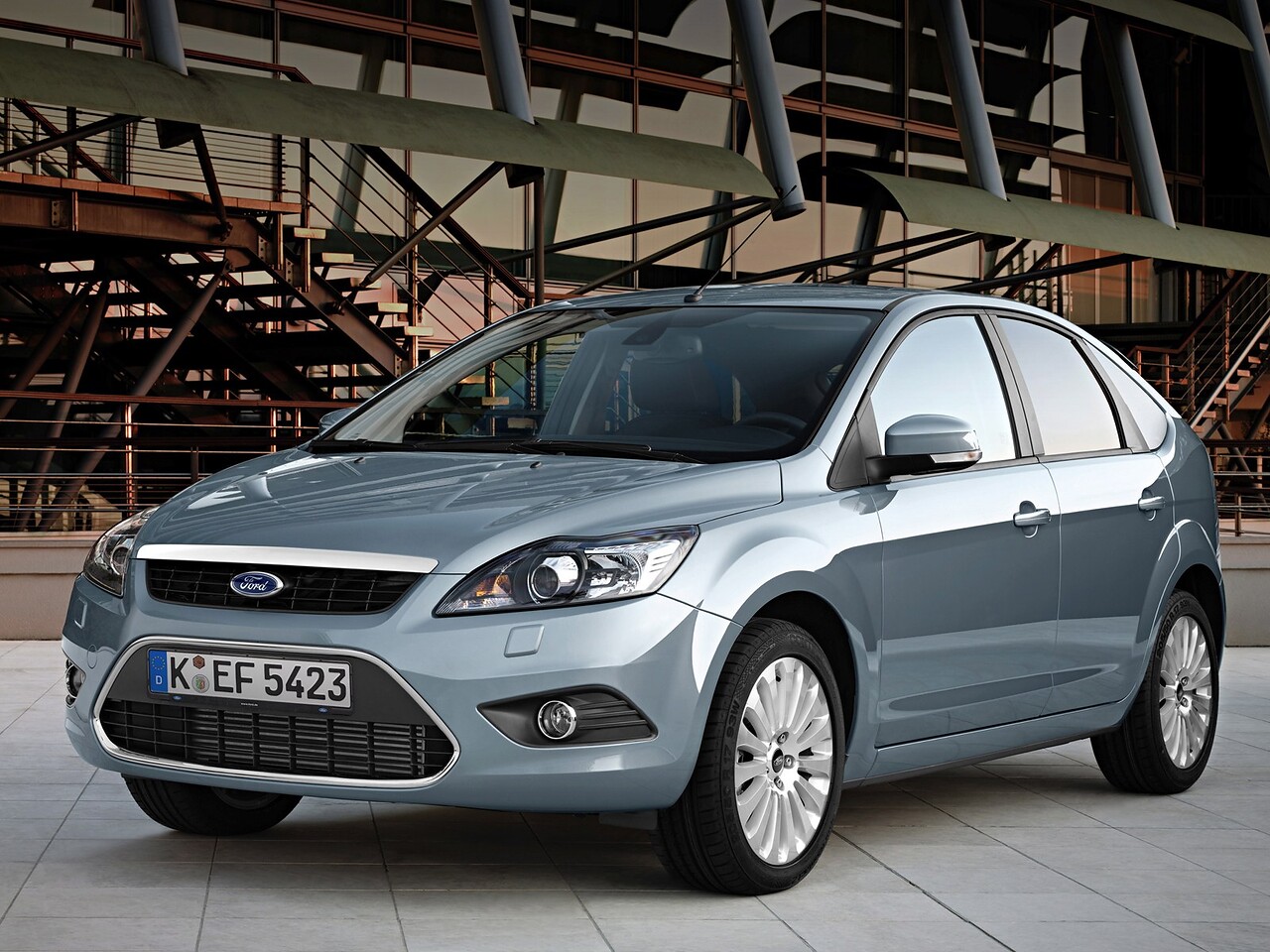Ford Focus хэтчбек 5-дв. 1.4 MT Comfort: Три четверти спереди у промышленного сооружения со ступенями