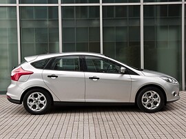 Ford Focus хэтчбек 5-дв. (III поколение, 2011 - 2015 г.в.): Вид сбоку у стеклянного фасада, серебристый кузов