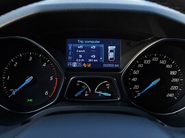 Ford Focus хэтчбек 5-дв. (III поколение, 2011 - 2015 г.в.): Крупный план приборной панели с дисплеем
