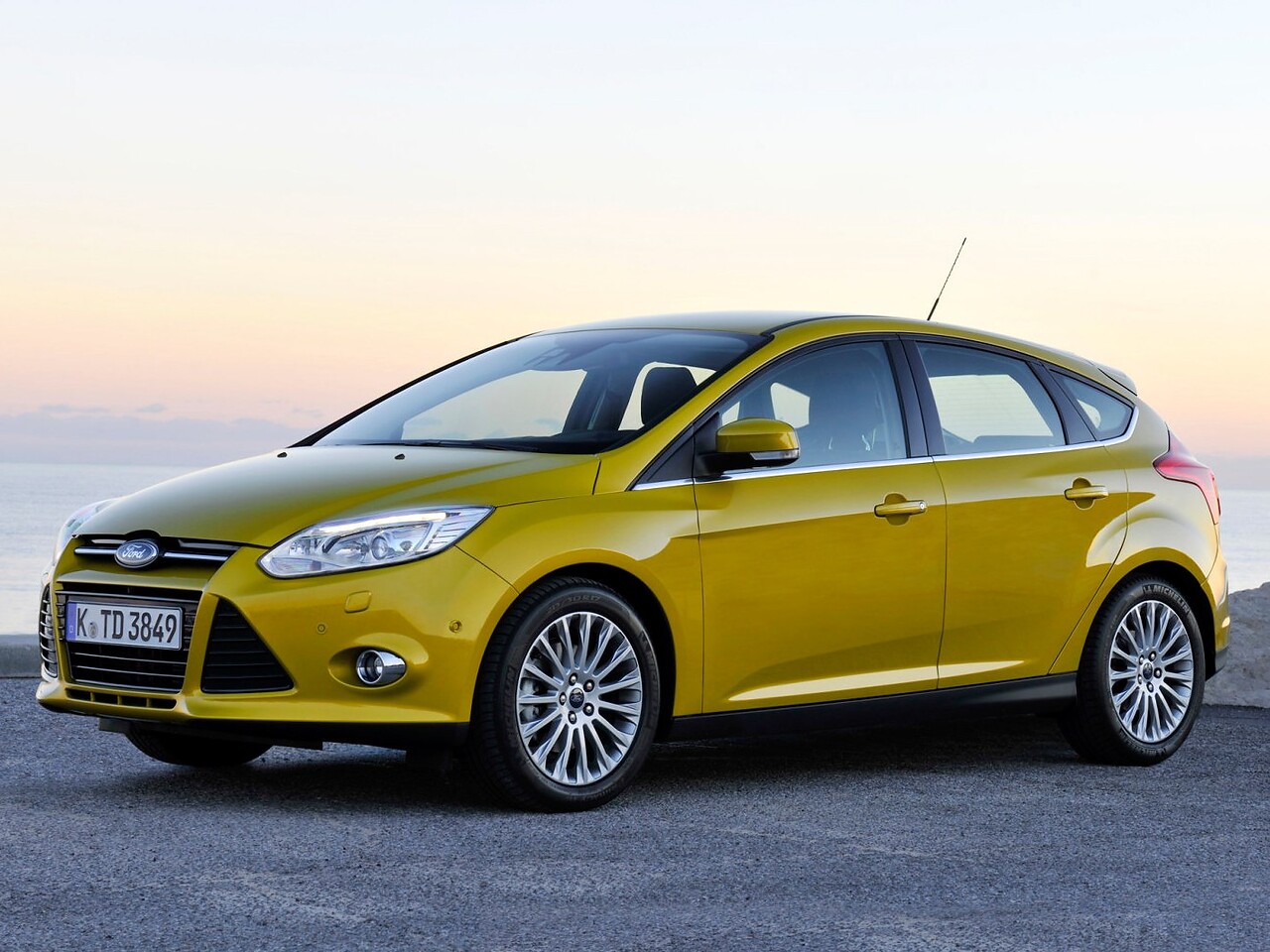 Ford Focus хэтчбек 5-дв. (III поколение, 2011 - 2015 г.в.): Три четверти спереди на сером фоне