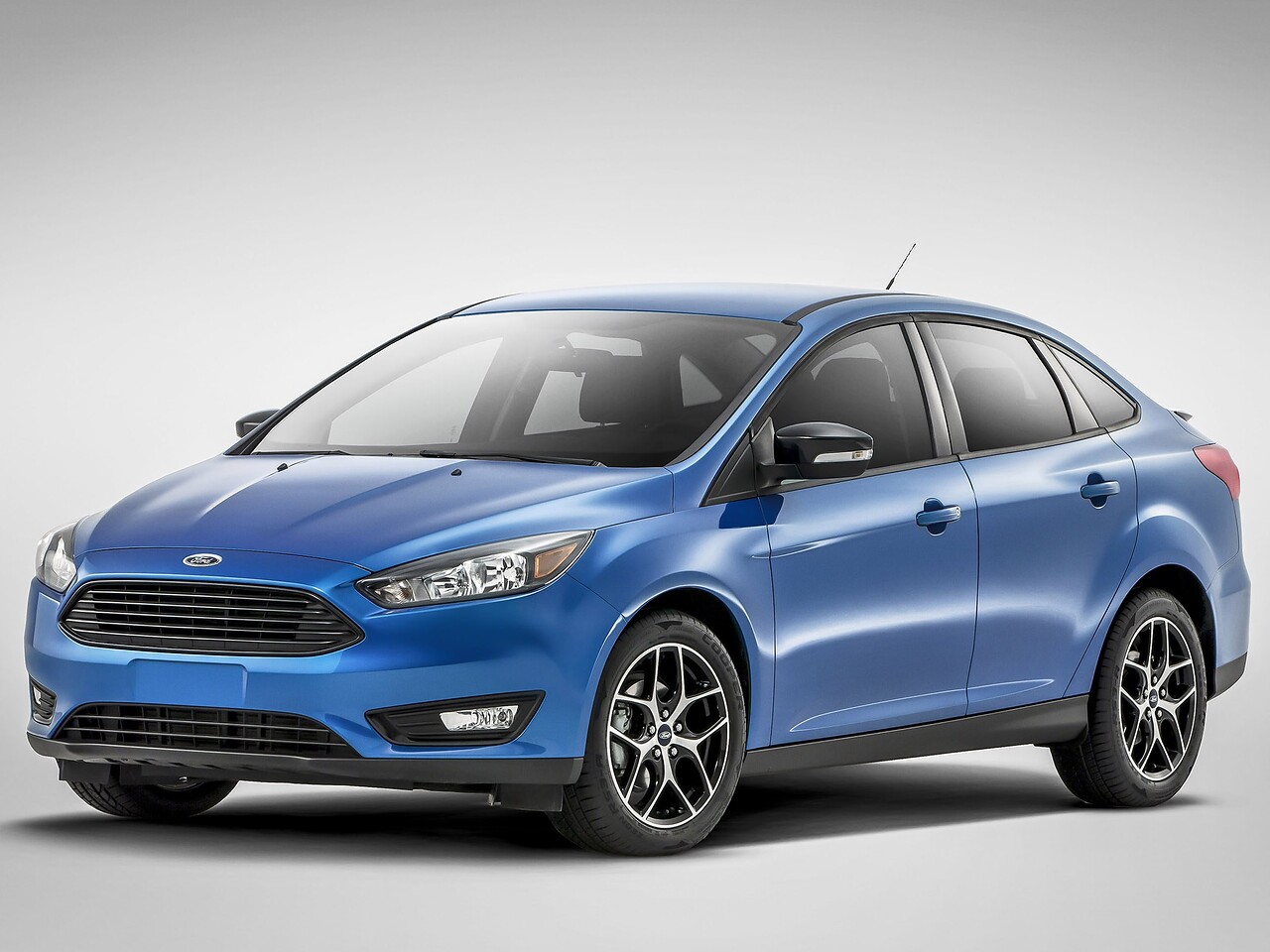 Ford Focus седан 1.6 (125 л.с.) AT Titanium: Три четверти спереди в студии на белом фоне
