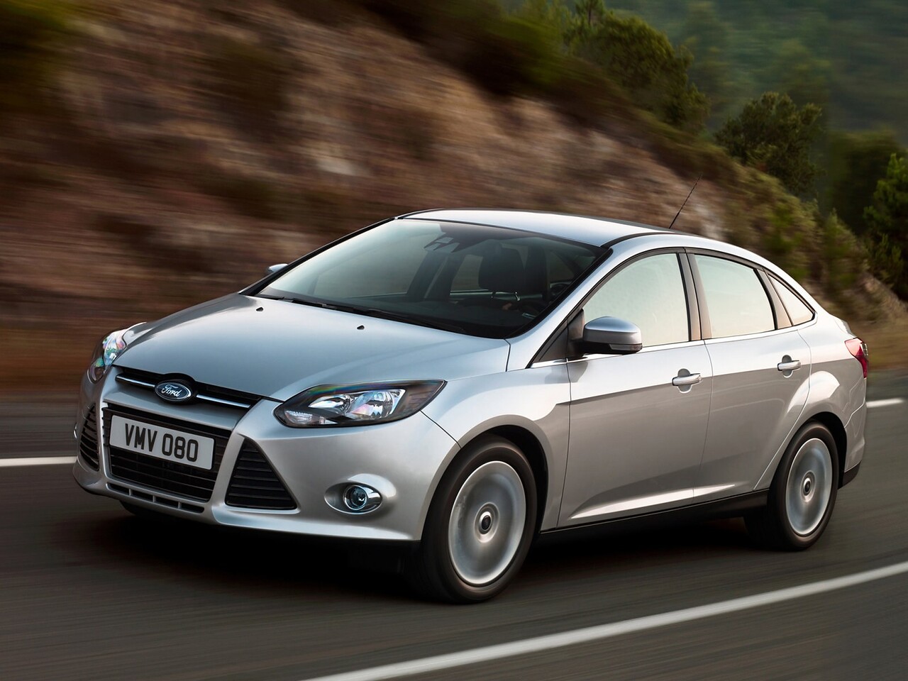 Ford Focus седан (III поколение, 2011 - 2015 г.в.): Три четверти спереди на извилистой горной дороге