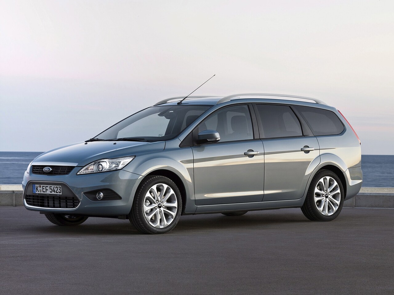 Ford Focus универсал (II поколение, рестайлинг, 2008 - 2011 г.в.): Три четверти спереди на асфальте, серебристый кузов