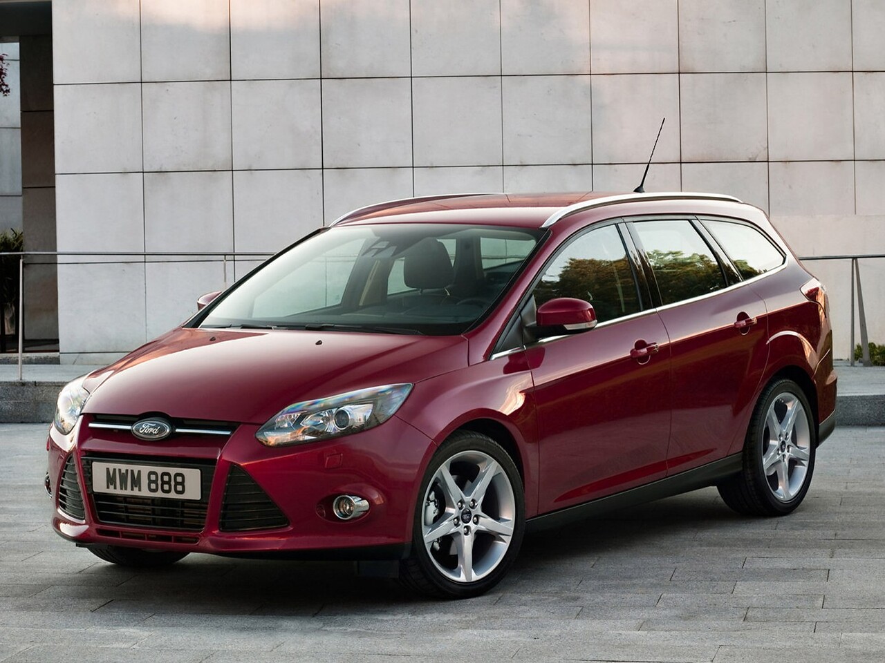 Ford Focus универсал 1.6 (125 л.с.) AT Titanium: Три четверти спереди у современного здания