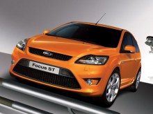 Ford Focus ST хэтчбек 3-дв.: Три четверти спереди в студии, оранжевый кузов