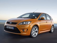 Ford Focus ST хэтчбек 5-дв.: Три четверти спереди на светлой площадке