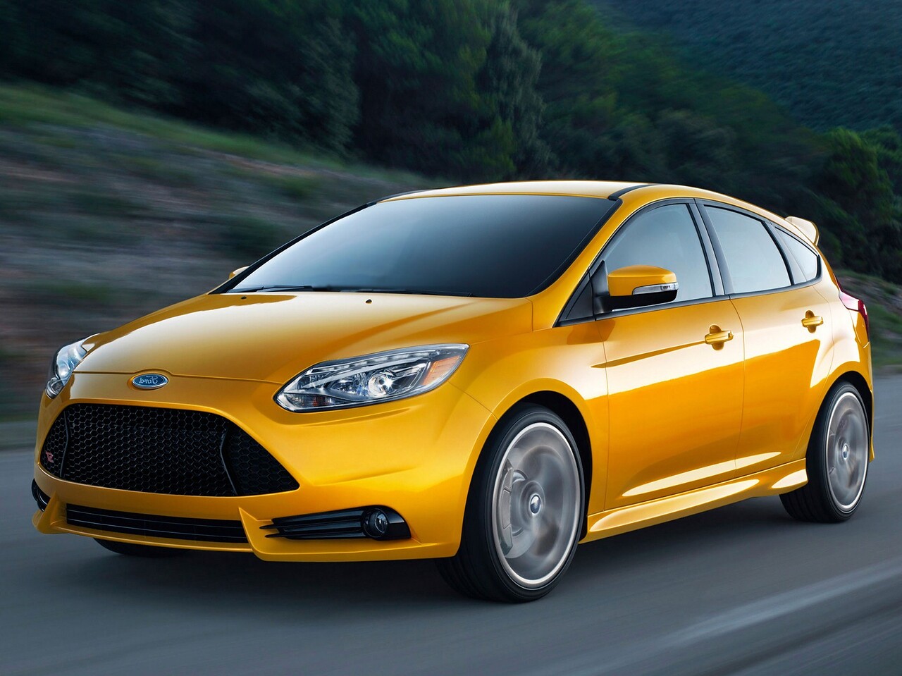 Ford Focus ST хэтчбек 5-дв. 2.0 MT ST2: Три четверти спереди в движении в сумерках на холмах