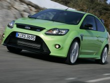 Ford Focus RS хэтчбек 3-дв.: Три четверти спереди на асфальте, зелёный кузов