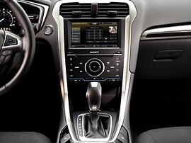 Ford Mondeo седан 2.5 AT Trend: Центральная консоль с экраном и рычагом КПП