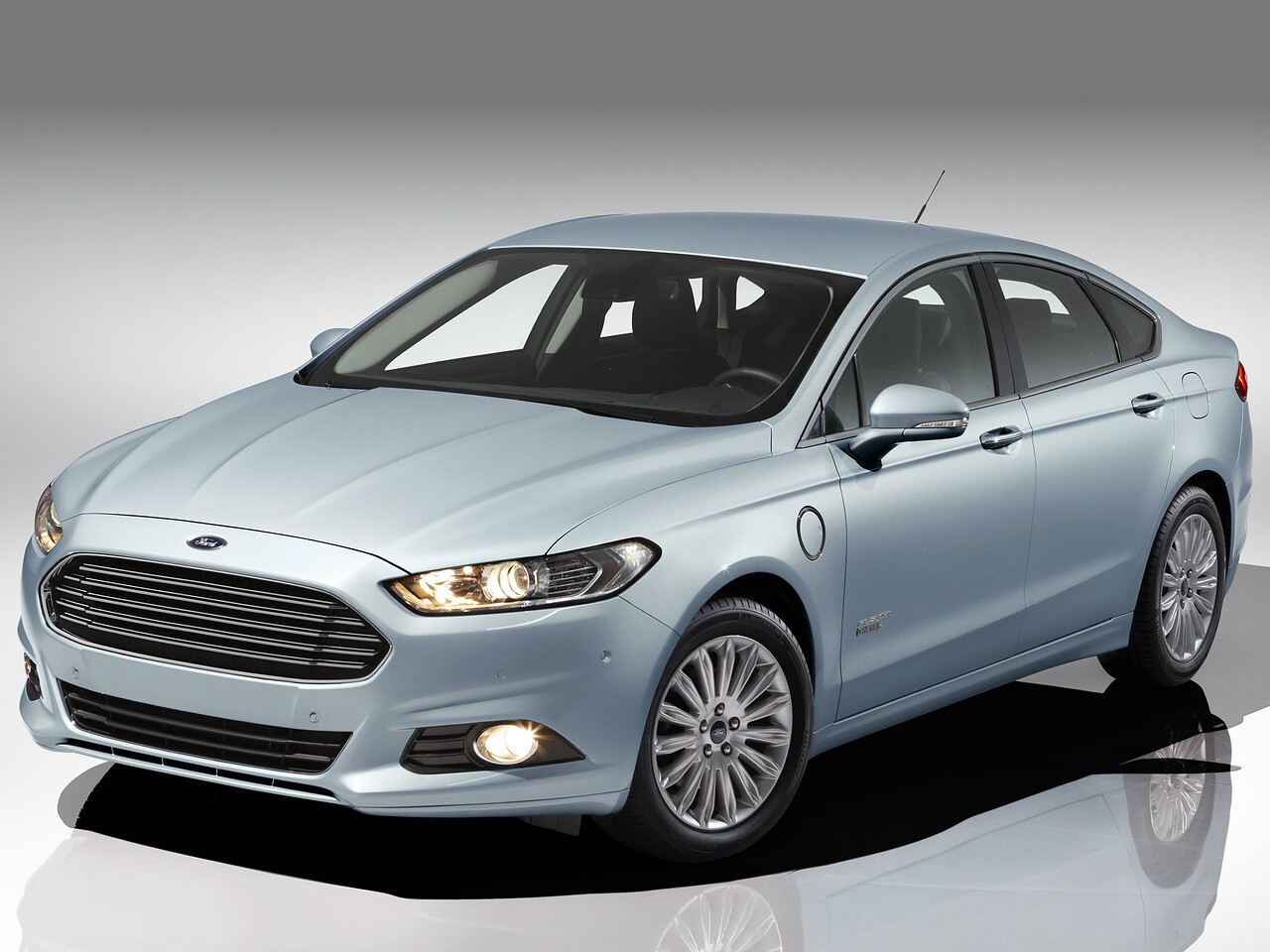 Ford Mondeo седан 2.5 AT Trend: Три четверти спереди в студии, голубой кузов