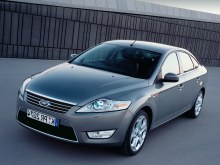 Ford Mondeo седан: Три четверти спереди у тёмной рейковой стены