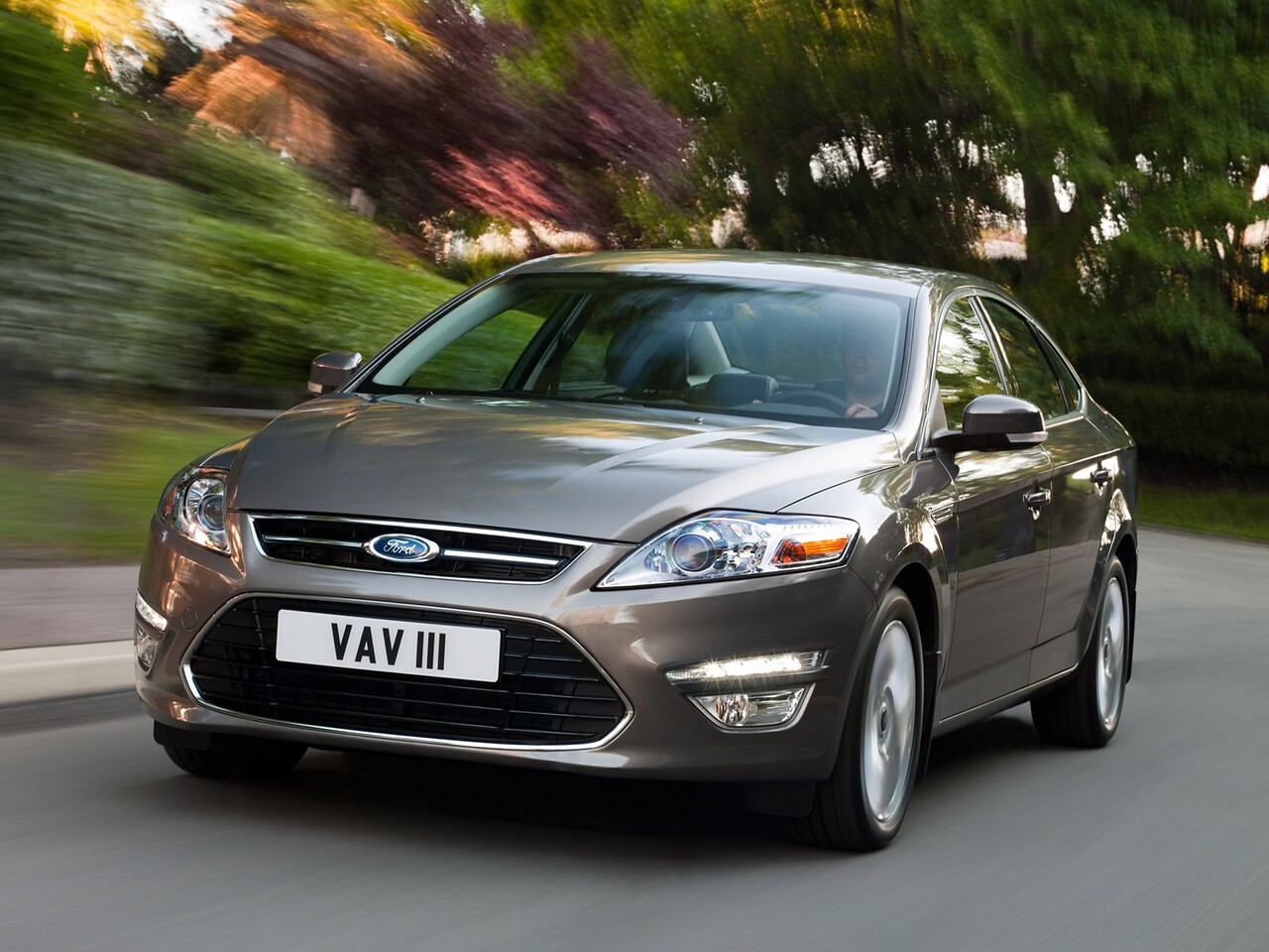 Ford Mondeo седан (IV поколение рестайлинг, 2010 - 2015 г.в.): Три четверти спереди в движении среди деревьев