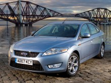 Ford Mondeo лифтбек: Сверху, три четверти спереди на брусчатке у стального моста
