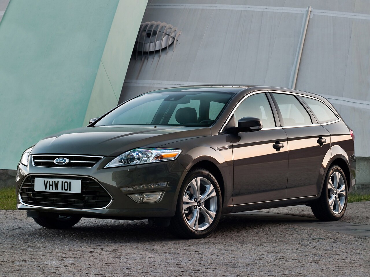 Ford Mondeo универсал 2.0 EcoBoost AT Titanium: Три четверти спереди на гравии у современного здания