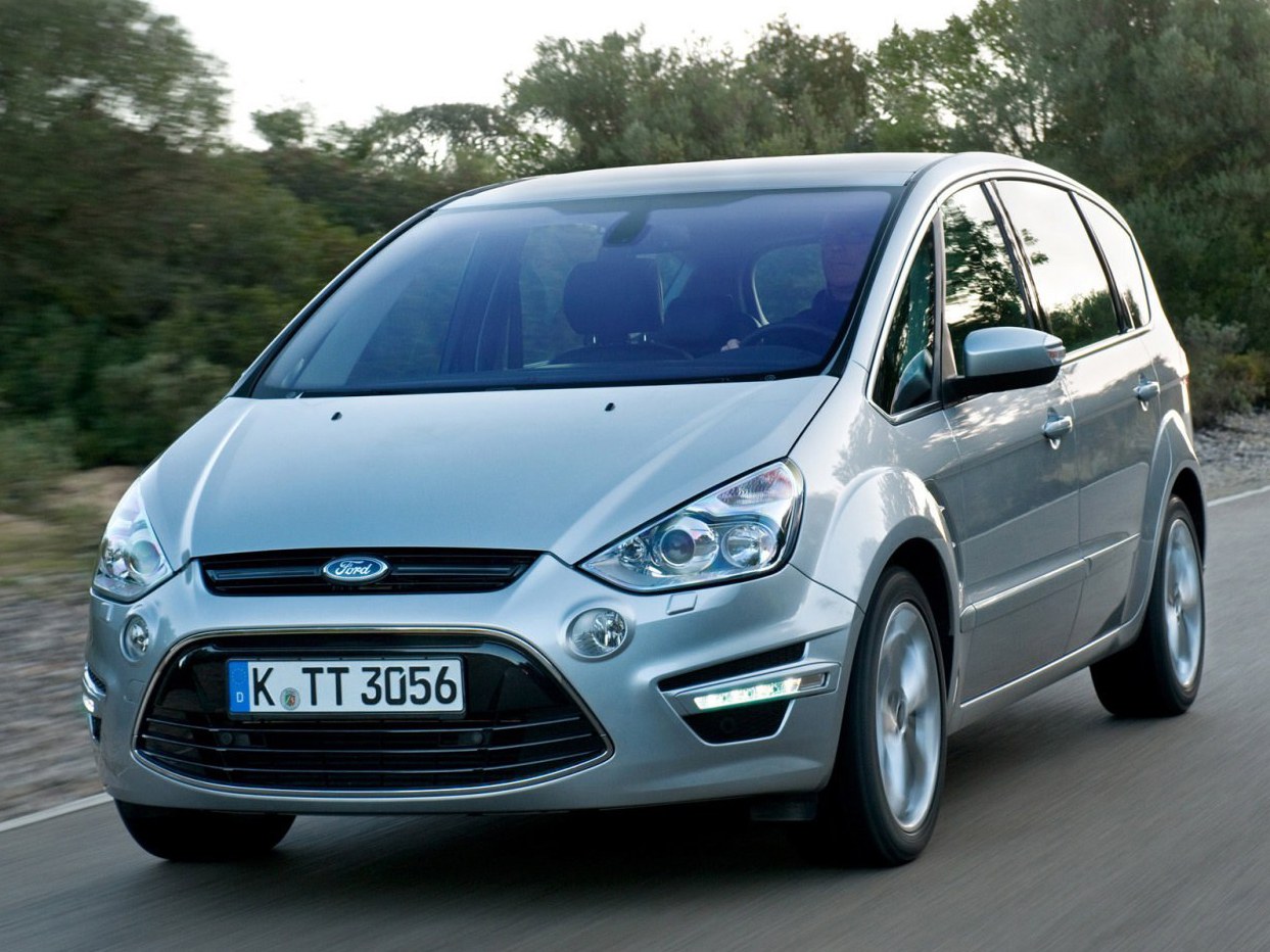 Ford S-MAX 2.0 TDCi MT Titanium: Три четверти спереди в движении у побережья