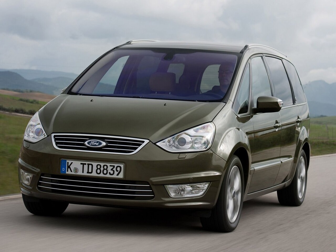 Ford Galaxy 2.0 MT Trend: Три четверти спереди в движении по дороге