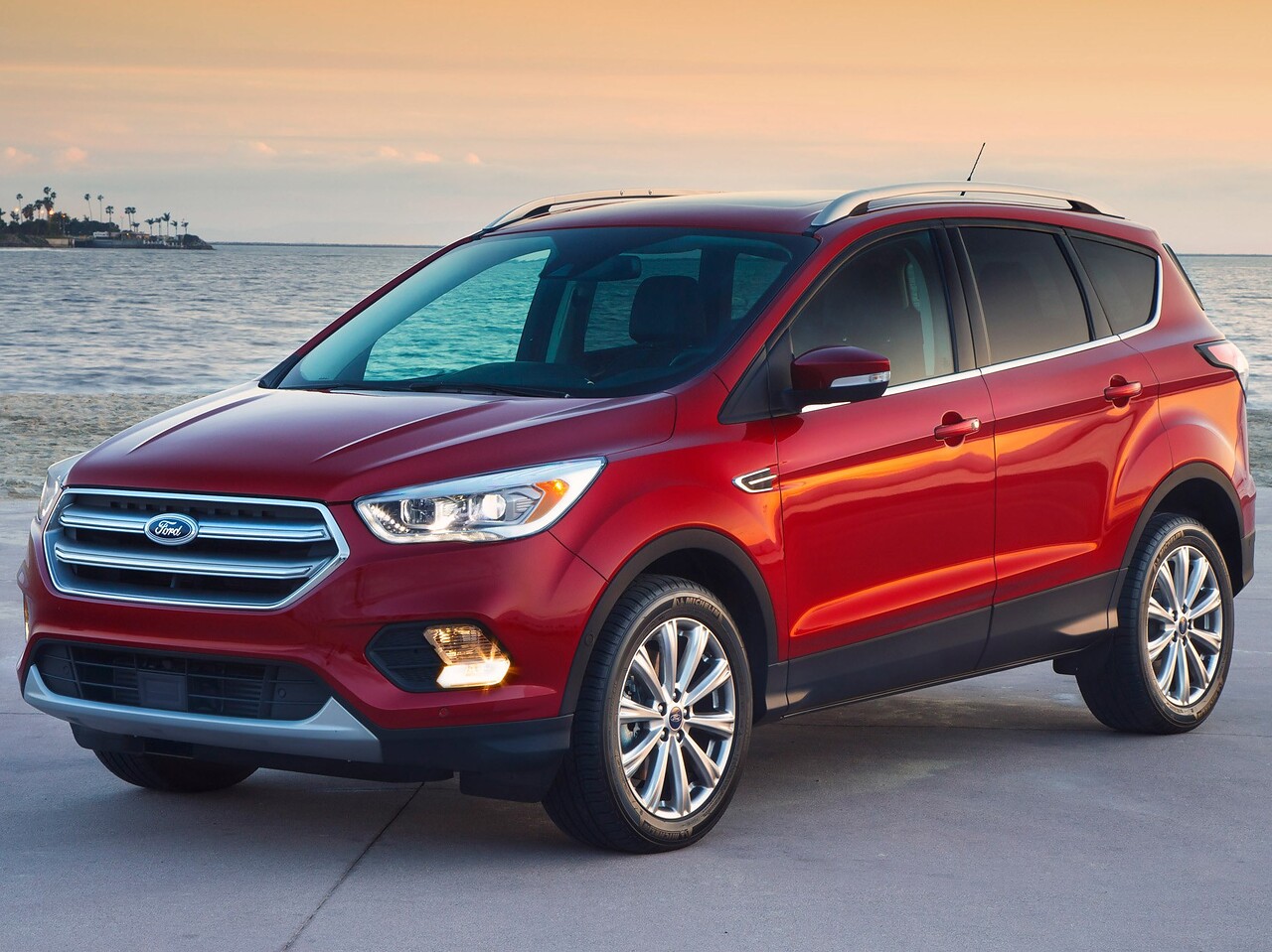 Ford Kuga (II поколение рестайлинг, 2016 - 2019 г.в.): Три четверти спереди у воды на закате, красный кузов