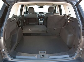 Ford Kuga 1.6 (182 л.с.) 4x4 AT Titanium Plus: Багажник с одной сложенной секцией сиденья