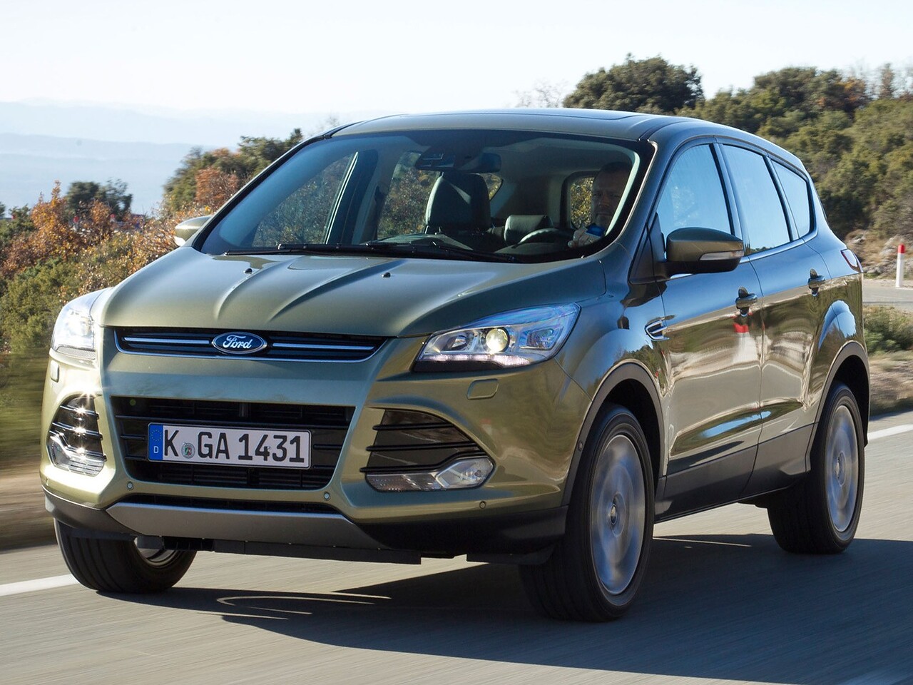 Ford Kuga 1.6 (182 л.с.) 4x4 AT Titanium Plus: Три четверти спереди в движении по дороге