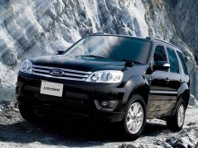 Ford Escape: Три четверти спереди у светлой скалы