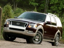 Ford Explorer: Три четверти спереди на лесной тропе