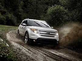 Ford Explorer 3.5 AT Sport: Три четверти спереди на грязной лесной дороге