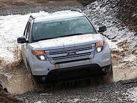 Ford Explorer 3.5 AT Sport: Три четверти спереди в броде с брызгами