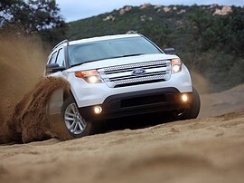 Ford Explorer 3.5 AT Sport: Три четверти спереди в песке с облаком пыли