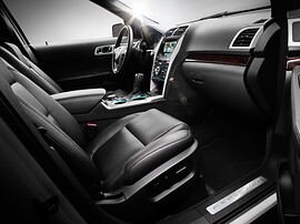 Ford Explorer 3.5 AT Sport: Сиденье водителя из открытой двери