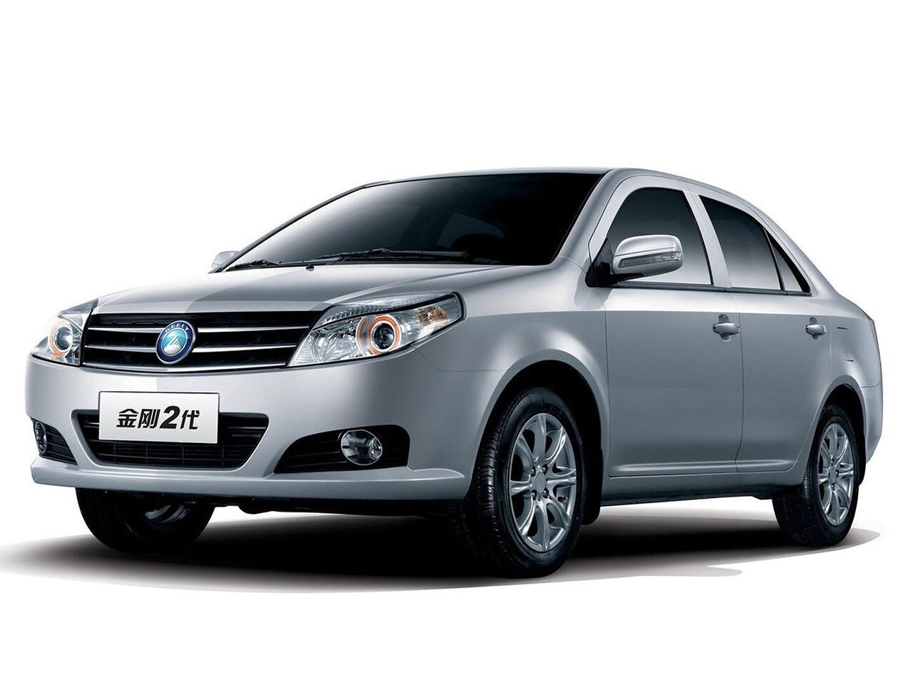 Geely MK 1.5 MT Base: Три четверти спереди в студии, серебристый кузов
