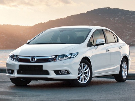 Honda Civic седан 1.8 MT Lifestyle: Три четверти спереди на набережной