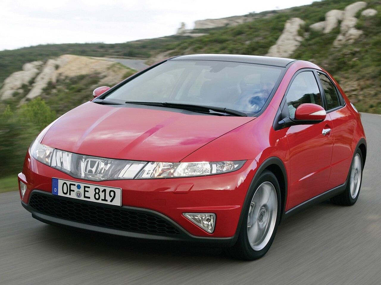 Honda Civic хэтчбек 5-дв. 1.8 AT Executive: Три четверти спереди на дороге