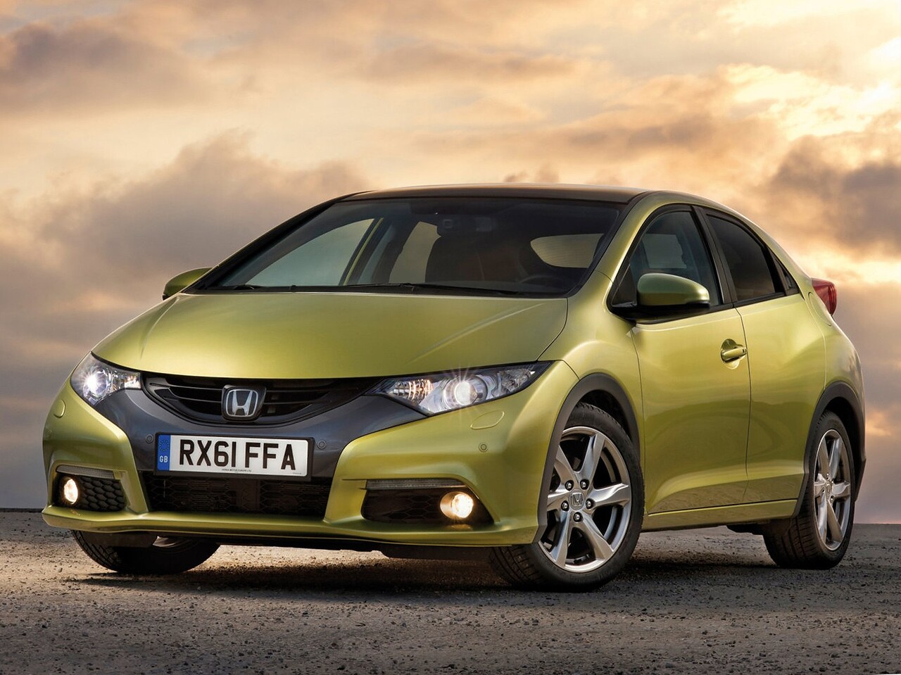 Honda Civic хэтчбек 5-дв. 1.8 MT Lifestyle: Три четверти спереди на закате
