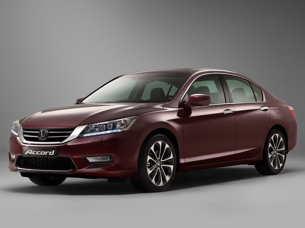 Honda Accord 3.5 AT Premium: Три четверти спереди в студии