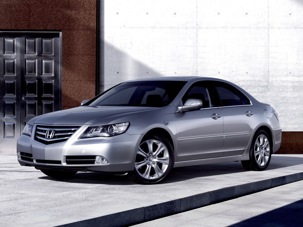 Honda Legend 3.7 AT: Три четверти спереди у здания