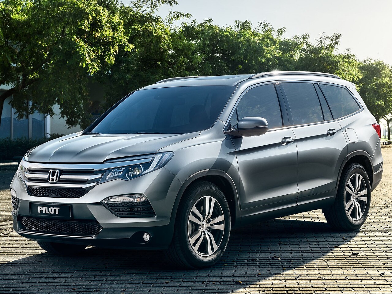 Honda Pilot 3.0 MT Executive: Три четверти спереди в лесу
