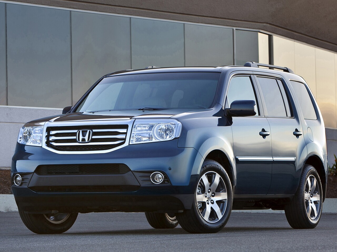 Honda Pilot (II поколение рестайлинг, 2012 - 2015 г.в.): Три четверти спереди у здания