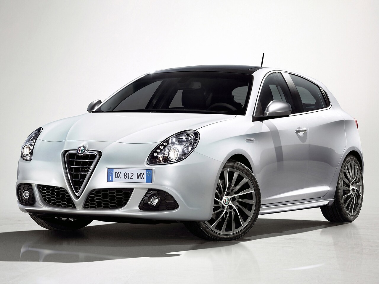 Alfa Romeo Giulietta (III поколение, 2012 - 2016 г.в.): вид спереди сбоку