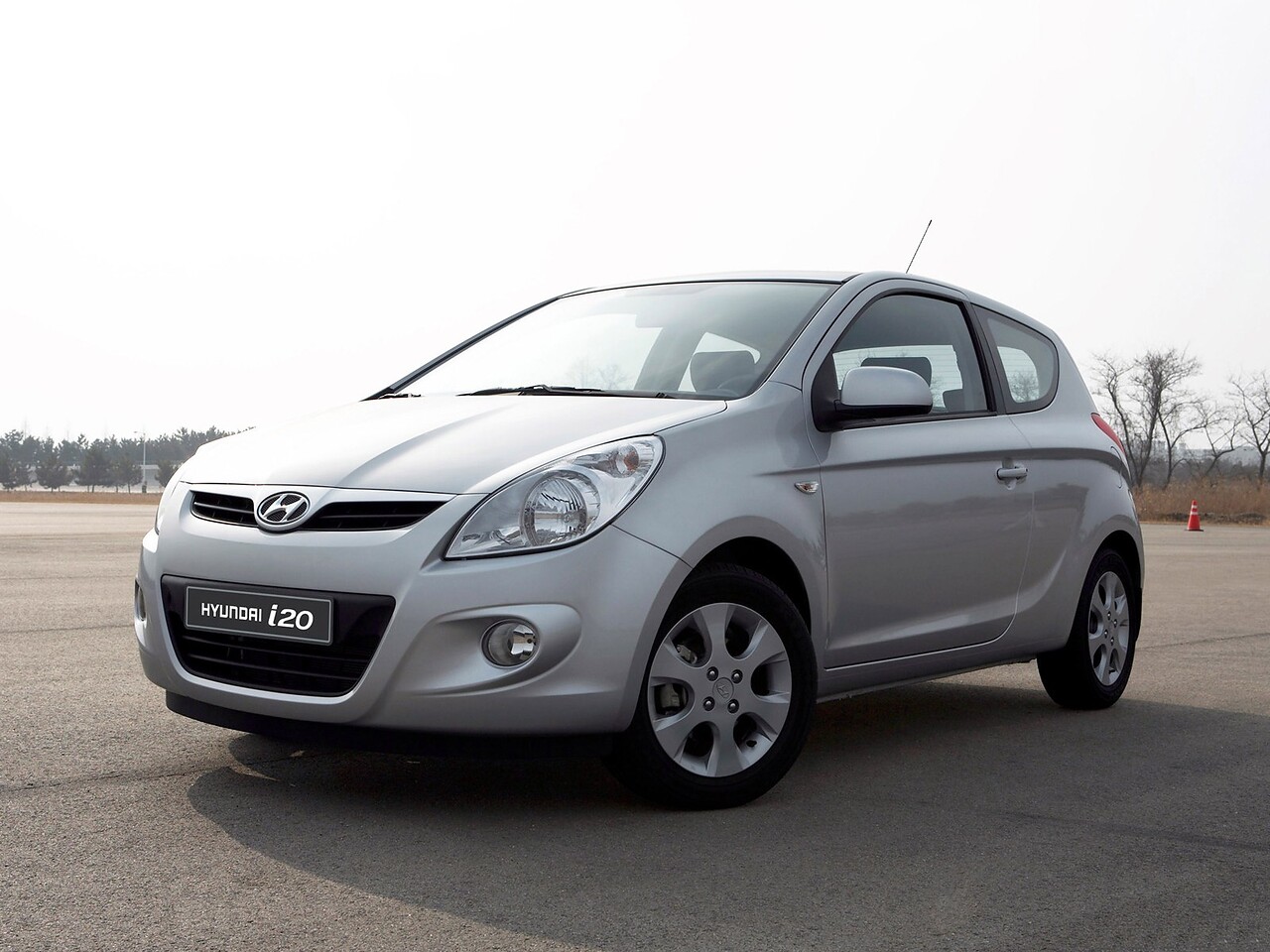 Hyundai i20 хэтчбек 3-дв. 1.2 MT Classic: Серебристый трёхдверный хэтчбек на асфальтированной площадке, вид спереди сбоку